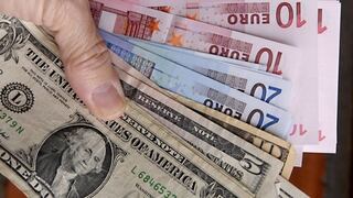 Euro cae por debajo del dólar por primera vez desde fines de 2002