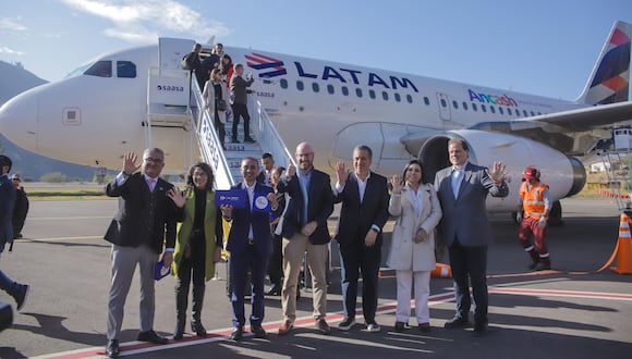 La ceremonia de inicio de operaciones comenzó con el aterrizaje del primer vuelo de LATAM Perú en el Aeropuerto de Anta con un espectáculo de danzas y música típica de la región. (FOTO:DIFUCIÓN)