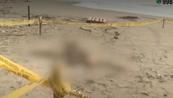 Bañistas hallaron el cadáver en estado de descomposición de un hombre en la playa Cavero, Ventanilla (Captura: América Noticias)