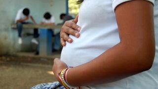 El 13.2% de adolescentes peruanas que tienen un hijo abandonan el colegio, según UNFPA