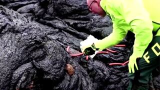 Volcán hace erupción en Islandia y algunos aprovechan la lava hirviendo para preparar bocadillos
