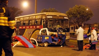 Chofer de mototaxi y pasajero mueren tras impacto contra bus con más de S/9 mil en multas [VIDEO]