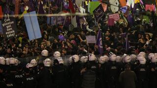 Turquía: Policía dispersa con gases lacrimógenos marcha por el Día de la Mujer | FOTOS
