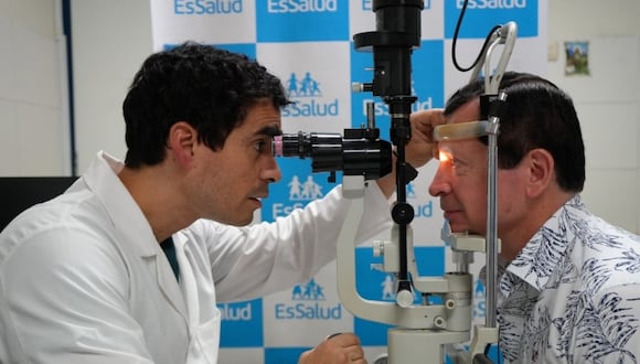 Ante los primeros síntomas es importante acudir al médico lo más pronto posible, señala el oftalmólogo de Essalud, Ricardo Ugarte Basurto. (Foto: Essalud)