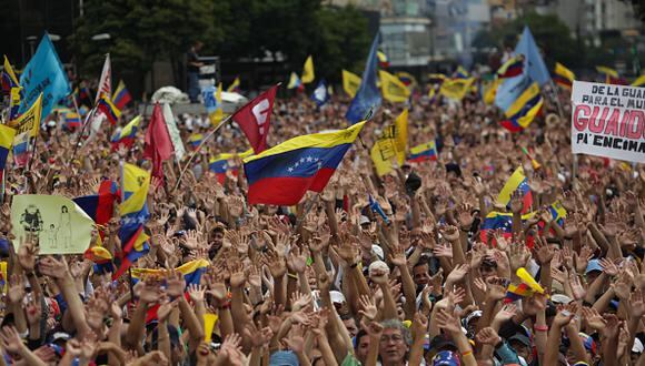 Líder opositor Juan Guaidó se declaró presidente de Venezuela en un desafío abierto al mandatario Nicolás Maduro. (Getty)
