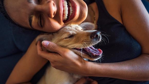 Perro y su dueña, felices. (Foto:GettyImages)