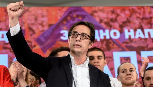 El candidato del partido socialdemócrata SDSM de Macedonia del Norte, Stevo Pendarovski celebra tras declarar su victoria electoral en Skopje el 5 de mayo de 2019. (Foto: AFP)
