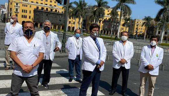 Los miembros del Comité Ejecutivo Nacional del Colegio Médico del Perú se encuentran en la Plaza de Armas. (Foto: @hernanismo)