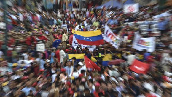 Los partidarios del gobierno del presidente Nicolás Maduro participan en una marcha en respuesta a las protestas de los partidarios de la oposición. (Foto: AFP)