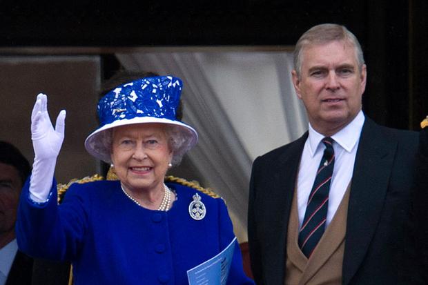 Queen Elizabeth II of the United Kingdom and Andrew on the balcony of Buckingham Palace in York.  (Photo: AFP)