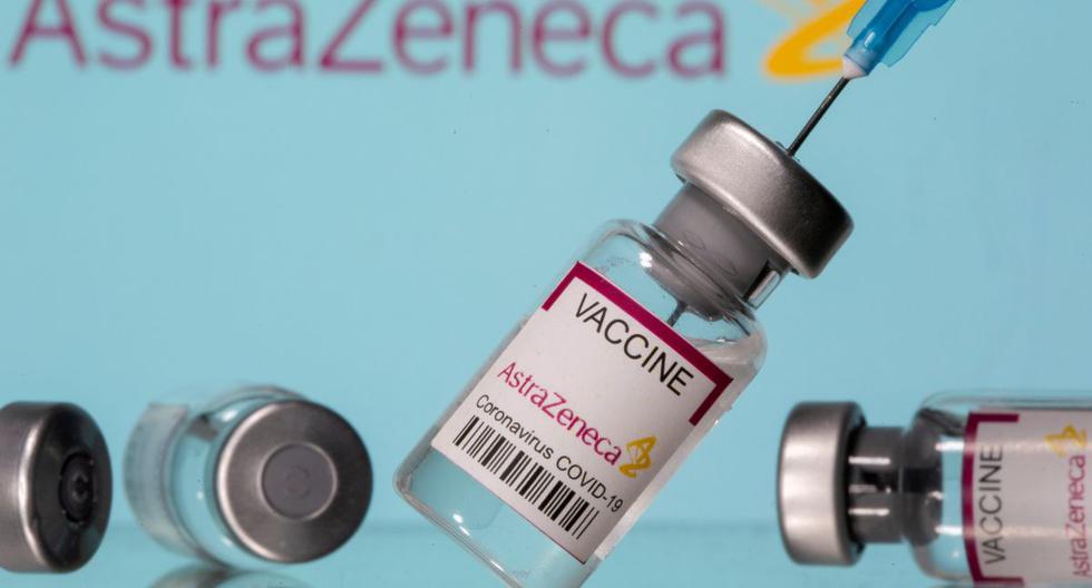 En esta foto ilustrativa tomada el 14 de marzo de 2021, se ven viales etiquetados como "Vacuna contra el coronavirus COVID-19 AstraZeneca" y una jeringa frente al logotipo de la farmacéutica. (REUTERS/Dado Ruvic/Illustration).