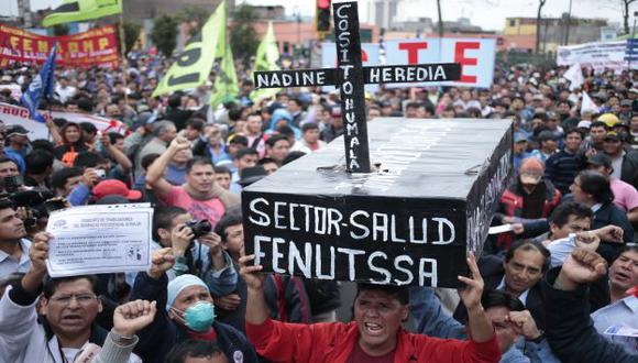 PIDEN CAMBIOS. Grupos de manifestantes llevaron sus propios pliegos de reclamos. (César Fajardo)
