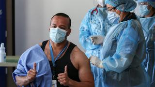 Ecuador comienza la vacunación contra el coronavirus en un hospital de Quito