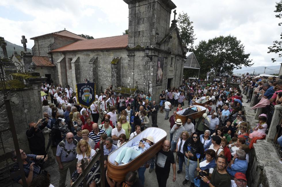 Macabra procesión: Vivos se meten en ataúdes para agradecer que no se han muerto en España. | AFP