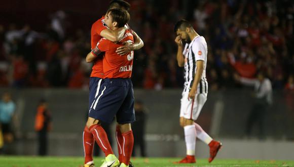 Tagliafico y Gigliotti celebran la clasificación de Independiente a la final de la Copa Sudamericana, donde el cuadro argentino enfrentará a Junior o Flamengo. (REUTERS)