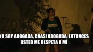 Mujer que dice ser ‘cuasi abogada’ agrede a serenos que la intervinieron por beber en la calle durante toque de queda [VIDEO]