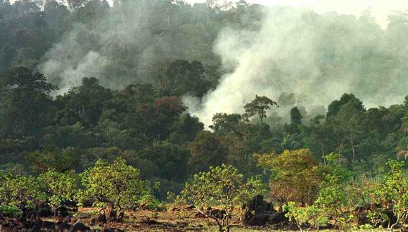 Las nubes de humo se elevan cerca de Pacaraima, en Roraima, en el extremo norte de Brasil, en marzo de 1998. Varios focos de fuego quemaron decenas de miles de acres de sabanas y en la peor sequía desde 1926. (Foto: AFP)