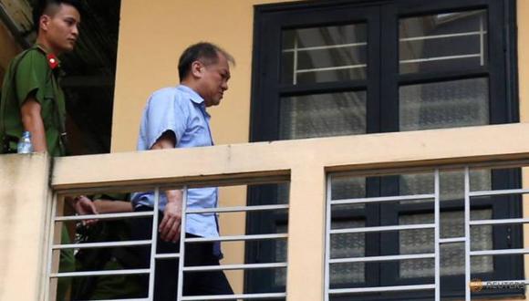 El ex presidente del Construction Bank, Pham Cong Danh, es escoltado por la policía cuando abandona el tribunal después de la sesión del veredicto en Hanoi, Vietnam. (Foto: Reuters)
