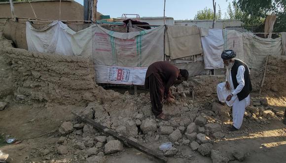 Los residentes locales se paran junto a sus casas dañadas, después de que un terremoto de magnitud 5,9 con una profundidad de 9 KM azotara Harnai, en Harnai, provincia de Baluchistán, Pakistán. (Foto: JAMAL TARAQAI / EFE)