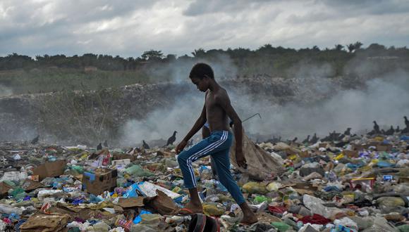 Un niño hurga en la basura en el vertedero de Picarreira del barrio Cidade das Aguas, en Pinheiro, estado de Maranhao, Brasil. (Foto: JOAO PAULO GUIMARAES / AFP)