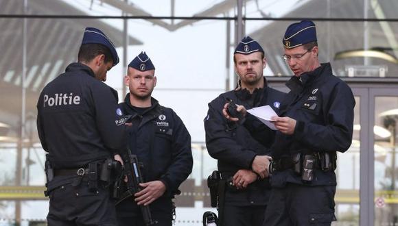 Belkacem representa una amenaza para la seguridad pública. En foto: policías frente al Palacio de Justicia de Amberes, Bélgica. (Foto: EFE)