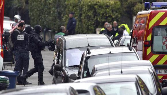 Fuerzas de seguridad francesas rodean la casa del sospechoso. (Reuters)