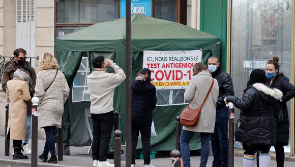 Miembros del público hacen cola frente a una farmacia para recibir pruebas de antígeno de Covid-19 en París el 6 de enero de 2022. (Foto de Ludovic MARIN / AFP)