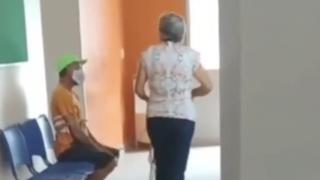 Mujer ató a su pareja con una cuerda para llevarlo a vacunarse contra COVID-19 en Brasil