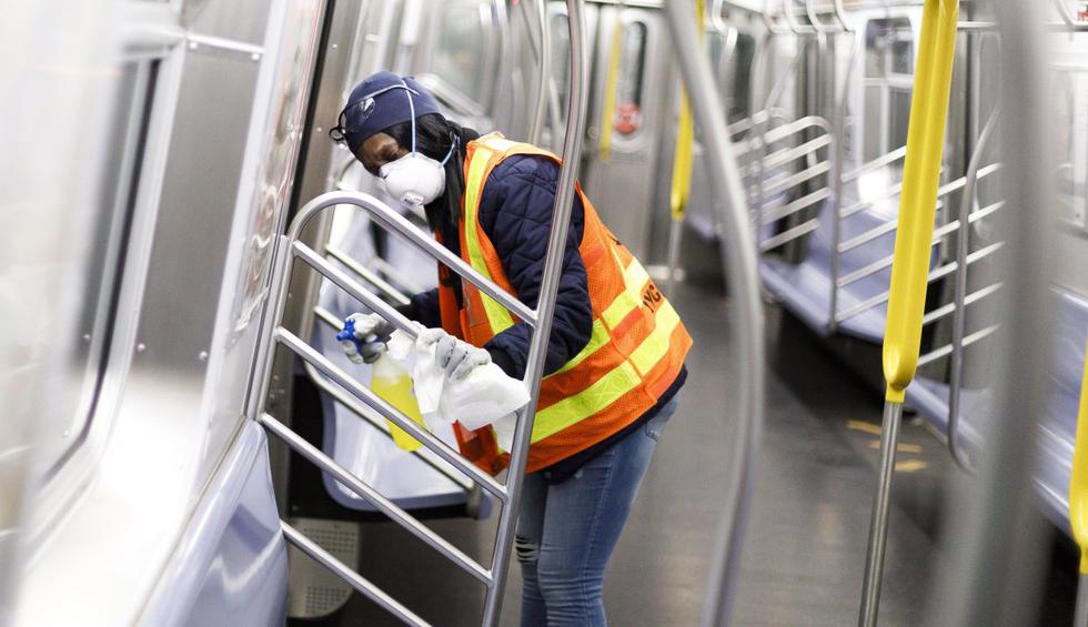 El sistema de trenes subterráneos de Nueva York, generalmente abierto las 24 horas del día, fue clausurado la madrugada del miércoles para labores de limpieza como precaución ante el contagio del coronavirus. (EFE/EPA/JUSTIN LANE).