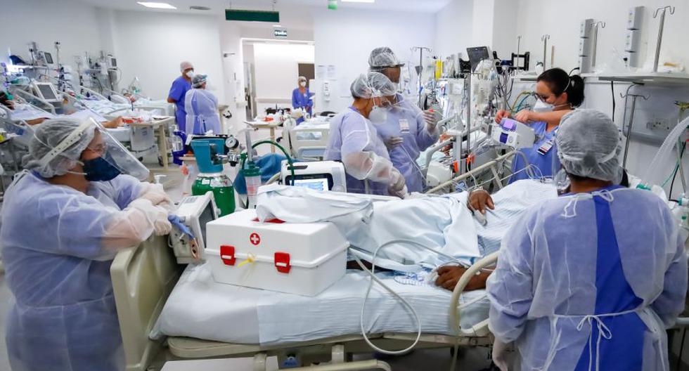 Personal médico trabaja en la Unidad de Cuidados Intensivos (UCI) del hospital de Clínicas, en Porto Alegre (Brasil). EFE/Marcelo Oliveira/Archivo
