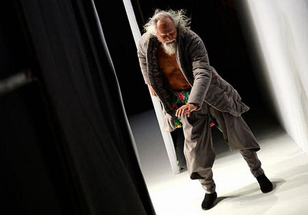 Modelo chino de 79 años se presentó en la semana de la moda en Beijing. (Shangaiist)