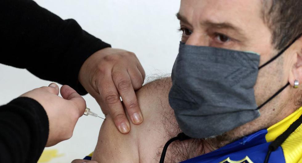 Un hombre es inoculado con la vacuna rusa Sputnik V contra COVID-19, en la Universidad Nacional Lanús de Buenos Aires, el 23 de mayo de 2021. (ALEJANDRO PAGNI / AFP).
