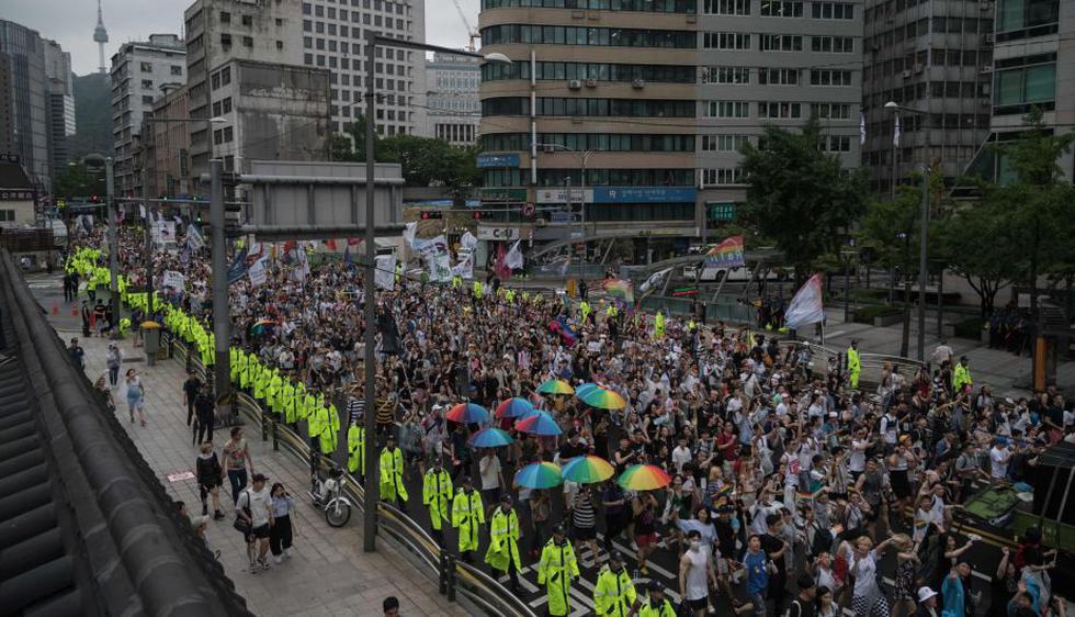 El recorrido de la manifestación pública fue estrictamente vigilado por la policía local, con la finalidad de evitar conflictos con los grupos conservadores que acuden a la cita anualmente. (AFP)