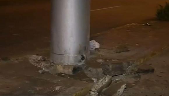 Explosión del poste se produjo en la noche del miércoles. (Foto: TV Perú/Captura)