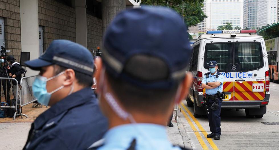Imagen referencial. Agentes de policía montan guardia frente a un tribunal en Hong Kong, China, el 11 de marzo de 2021. (REUTERS/Lam Yik).