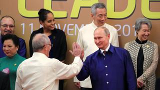 Así fue el curioso saludo que PPK le dio a Vladimir Putin en la cumbre de APEC [VIDEO]