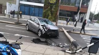 Miraflores: Automóvil chocó contra poste en la avenida Del Ejército [VIDEO]