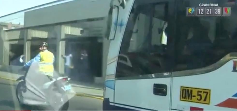 Detienen a conductor de transporte público que intentaba huir con pasajeros a bordo. (América TV)