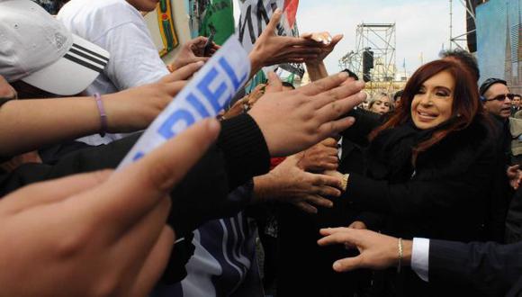 DE FIESTA. La presidenta Cristina Fernández saluda al público tras participar en la misa Te Deum. (EFE)