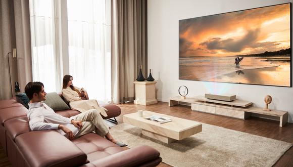 Expertos consideran la tecnología del panel como uno de los elementos más importantes a tomar en cuenta y recomiendan ubicar el televisor a 1/3 del extremo superior de la vista.