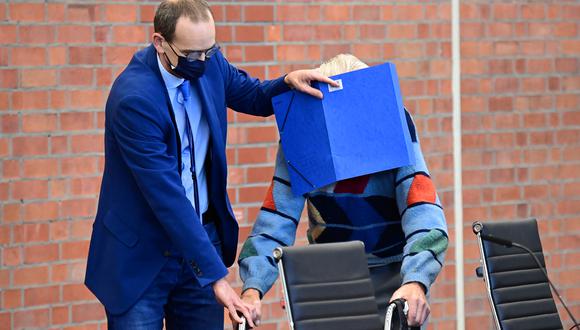 El acusado Josef S. recibe ayuda de su abogado Stefan Waterkamp (izquierda) para esconder su rostro detrás de una carpeta cuando llega para su juicio en Brandenburg an der Havel, en el noreste de Alemania. (Foto: Tobias Schwarz / AFP)