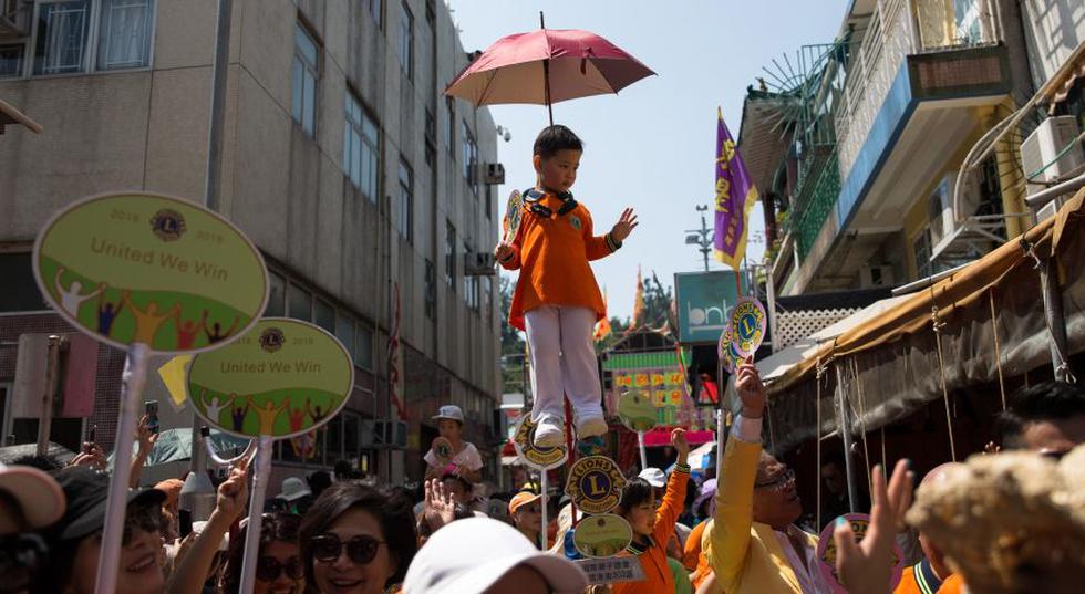 Hong Kong celebra el carnaval de "paz y buena suerte" donde los niños "flotan". (EFE)