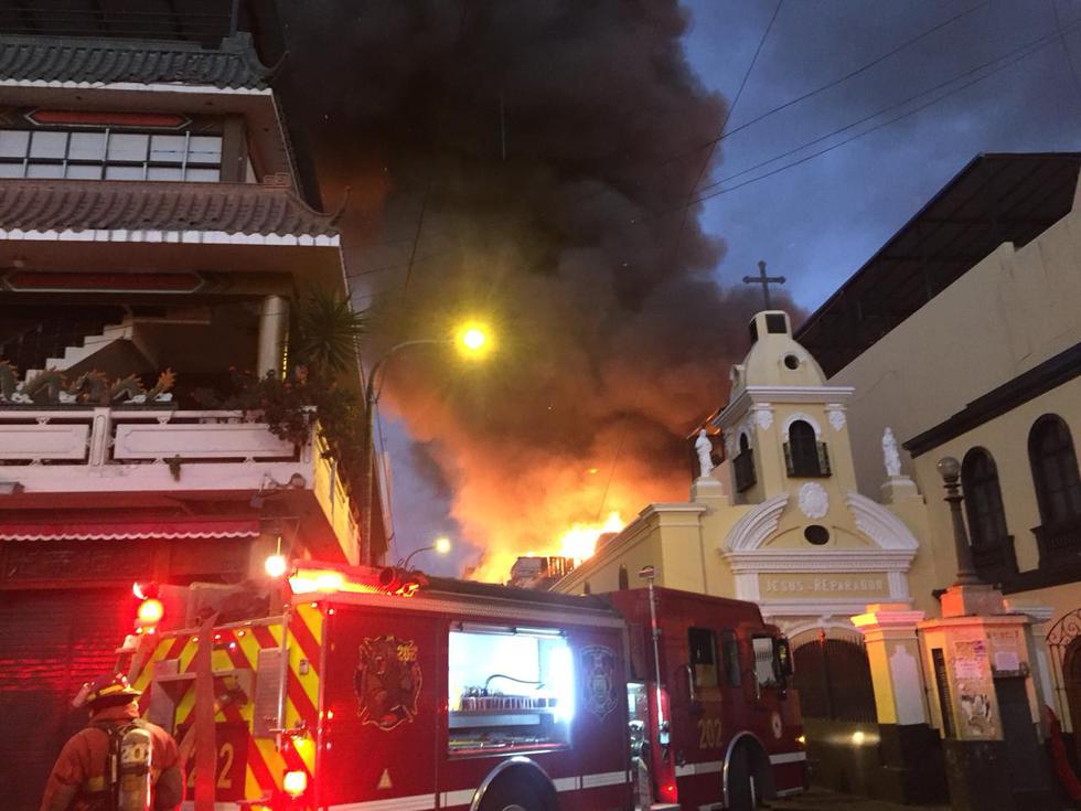 Incendio en Mesa Redonda EN VIVO: Se registran explosiones en jirón Cusco. (María Alejandra García - Perú21)