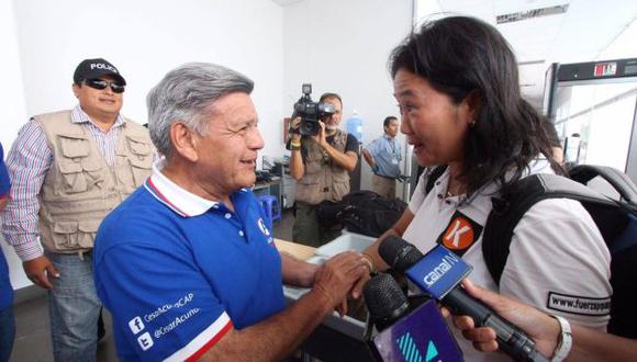 Buena suerte. César Acuña se encontró con Keiko Fujimori en el Aeropuerto de Talara. (Facebook César Acuña)