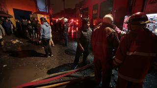La Victoria: Incendio arrasó con galerías de mercado minorista esta madrugada [FOTOS]