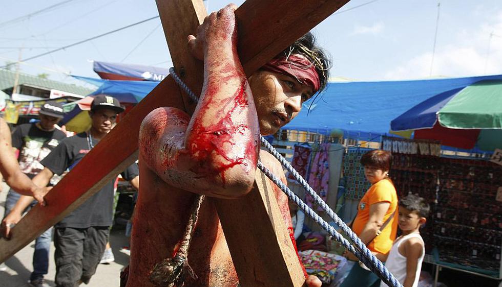 Filipinas: Lo que a simple vista podría parecer una representación, es una crucifixión completamente verídica. Estos fieles se someten a toda clase de flagelos para agradecer a Jesucristo por alguna bendición. (AP)