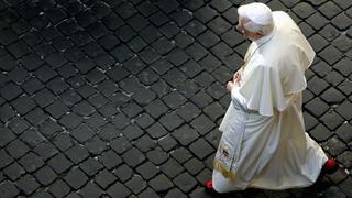 Aseguran que “lobby gay” alejó al Papa del Vaticano