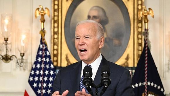 El presidente de Estados Unidos, Joe Biden, hablar en la Sala de Recepción Diplomática de la Casa Blanca en Washington, DC, el 8 de febrero de 2024, en una adición sorpresa de último minuto a su agenda del día. (Foto de Mandel NGAN / AFP)