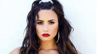 Demi Lovato se transformó en una 'policía' y dejó poco a la imaginación [FOTOS]