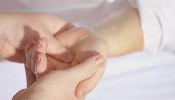 Mientras te haces masajes en las manos también puedes aprovechar en devolverle colágeno y elastina a tu piel. (Foto: El Comercio)